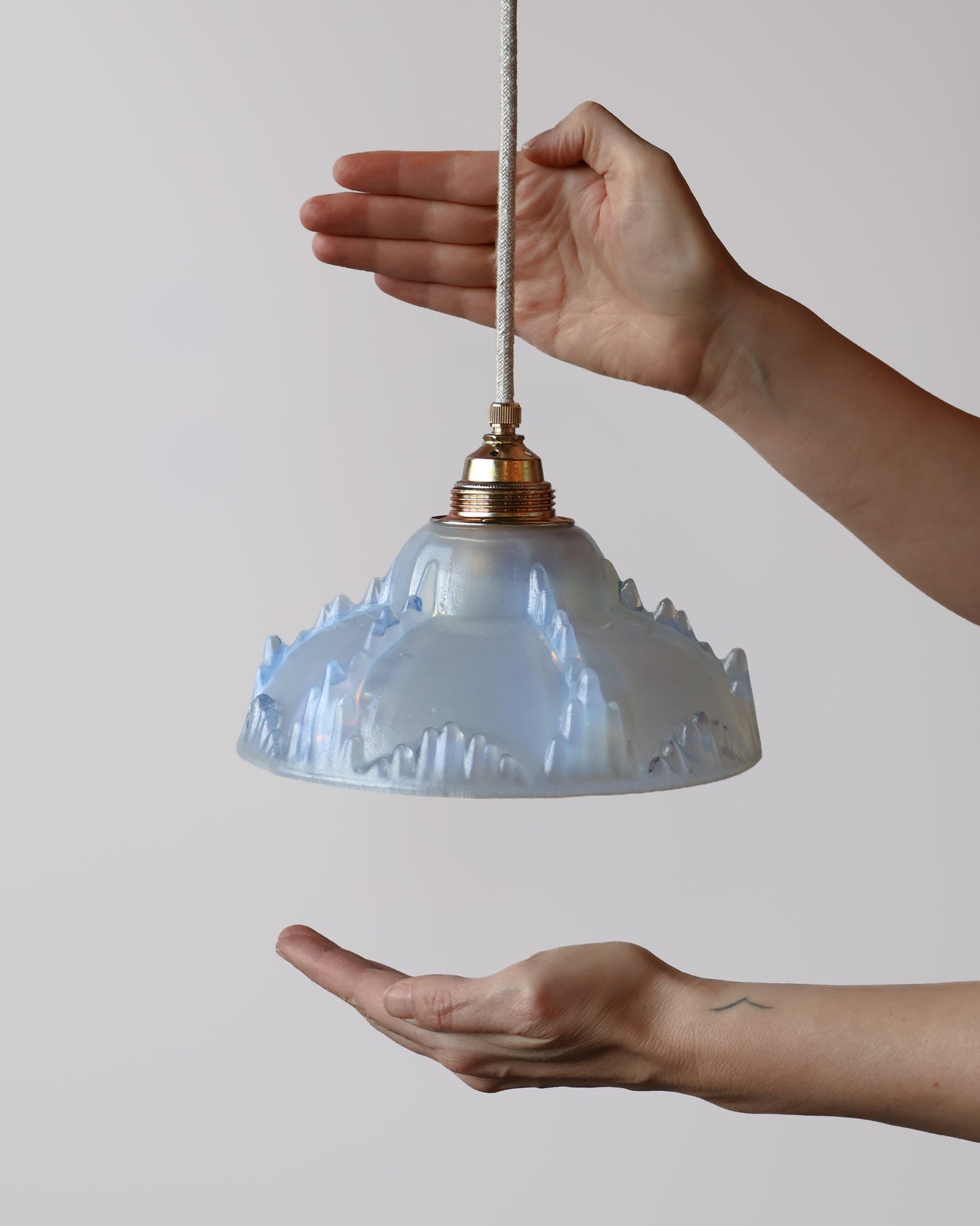 Vintage hanglamp van Lambje met blauw gematteerd glas
