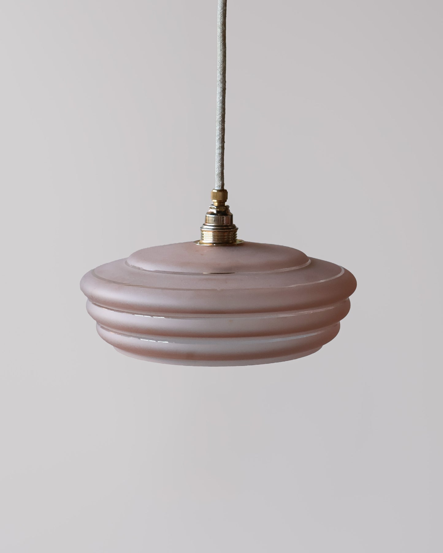 roze vintage lampje van gematteerd glas