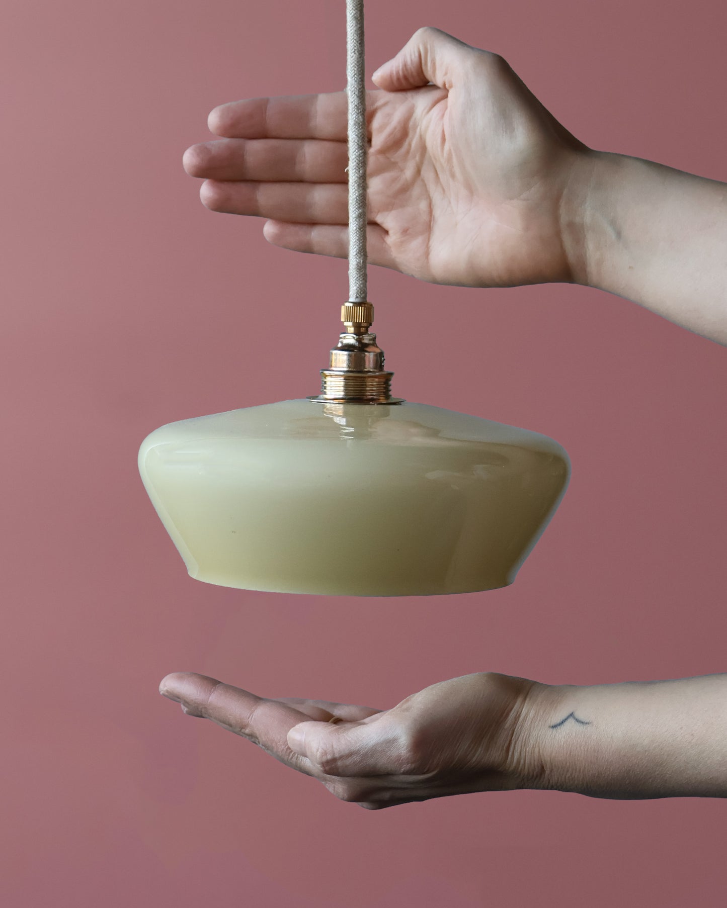 creme vintage lampje van opaline glas