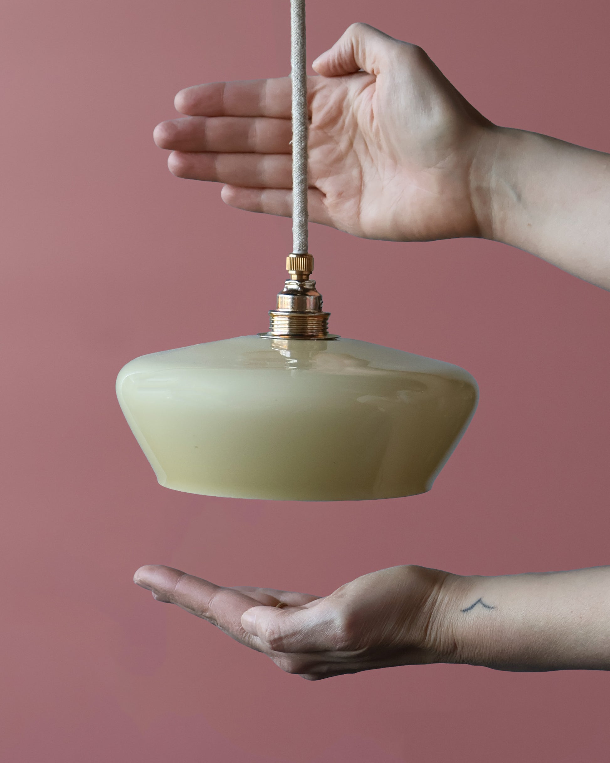 creme vintage lampje van opaline glas
