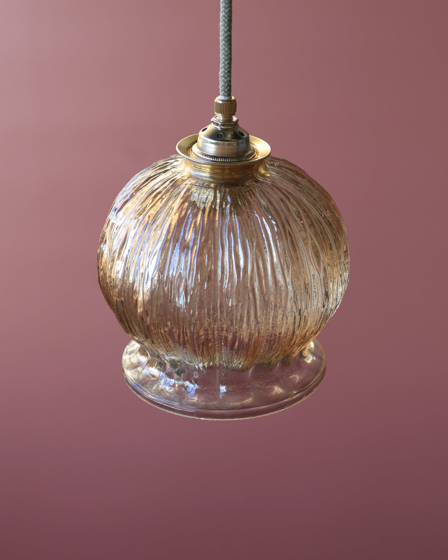 amber vintage lampje van helder gekleurd glas