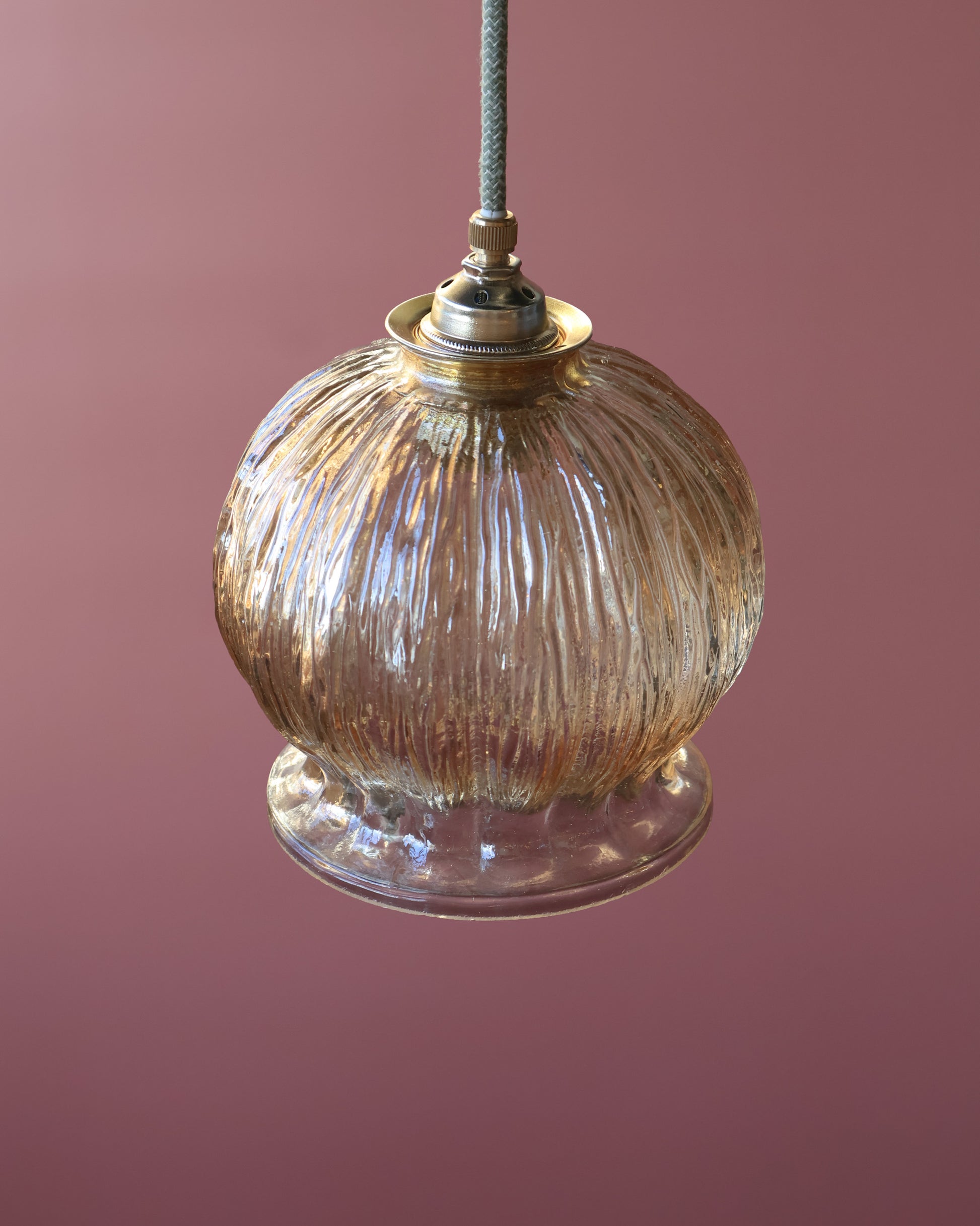 amber vintage lampje van helder gekleurd glas