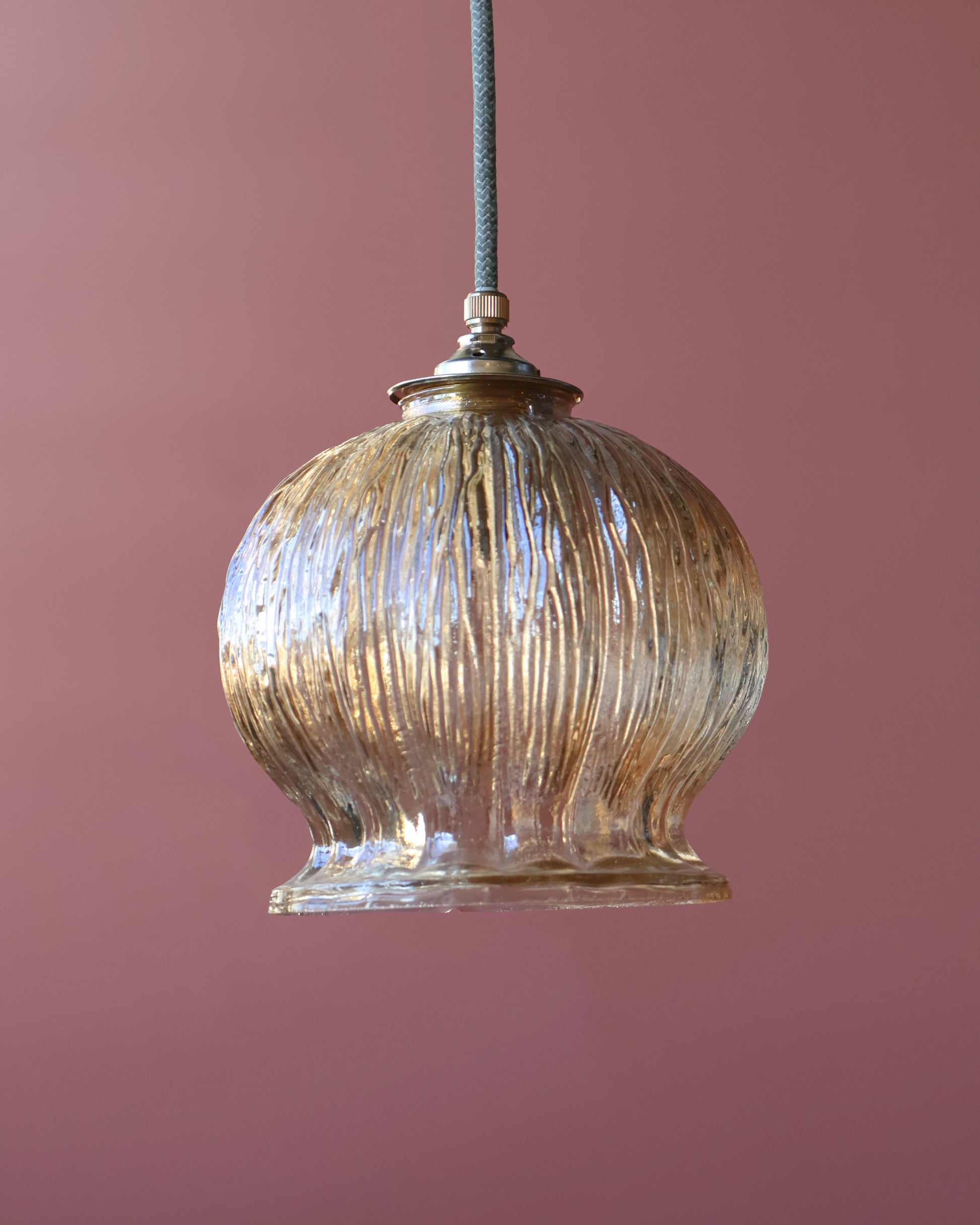 amber vintage lampje van helder gekleurd glas