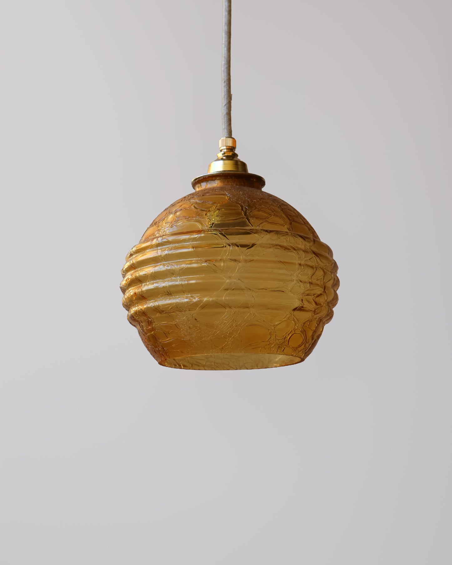 Vintage hanglamp van Lambje met amber 
 craquele glas