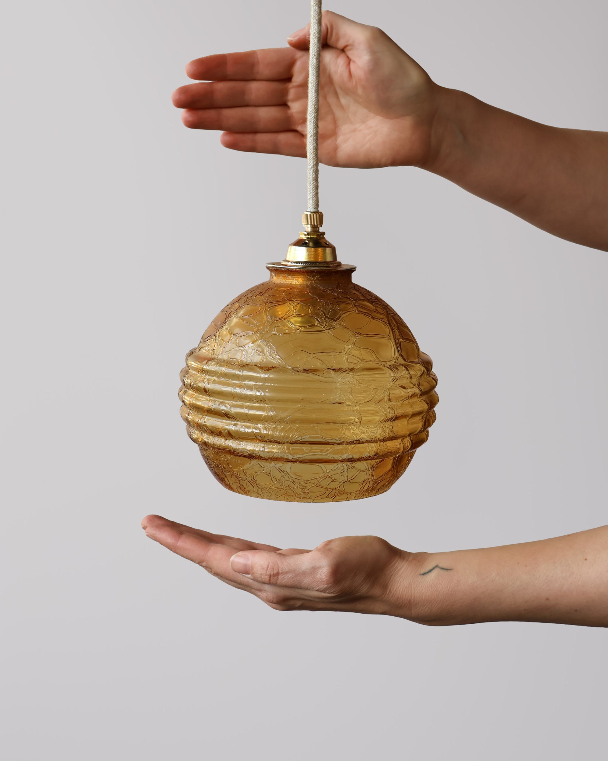 Vintage hanglamp van Lambje met amber 
 craquele glas