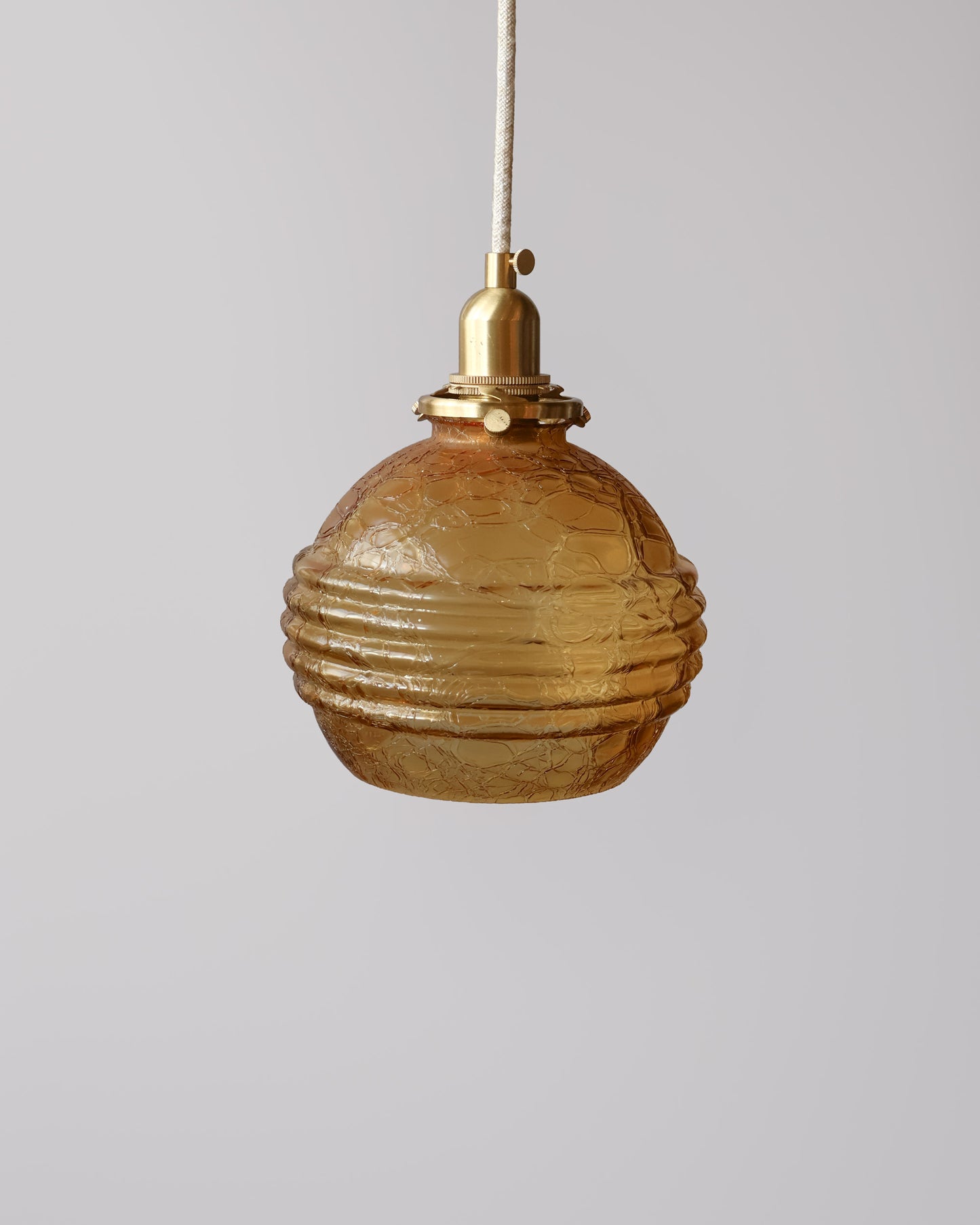 Vintage hanglamp van Lambje met amber 
 craquele glas