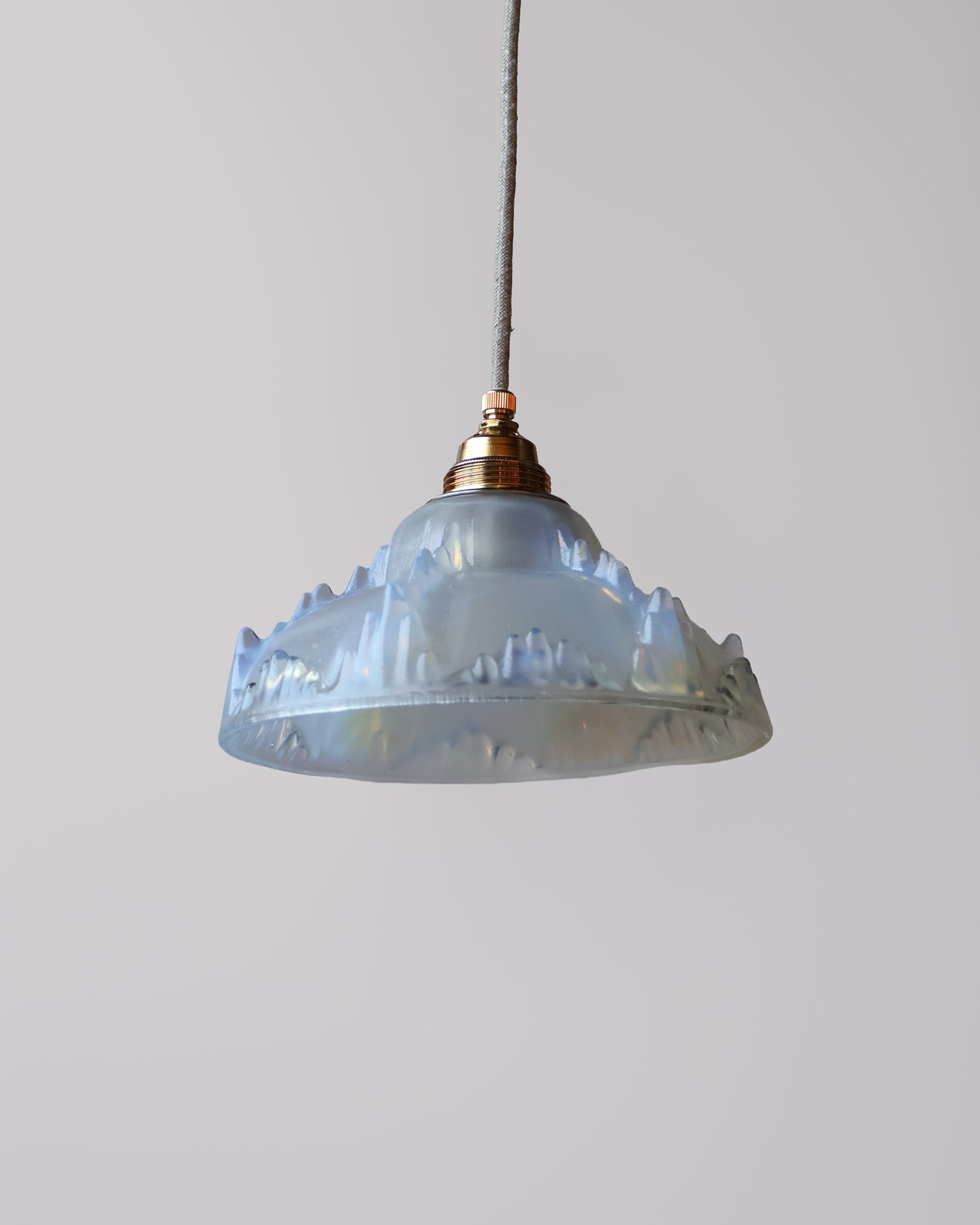 Vintage hanglamp van Lambje met blauw gematteerd glas