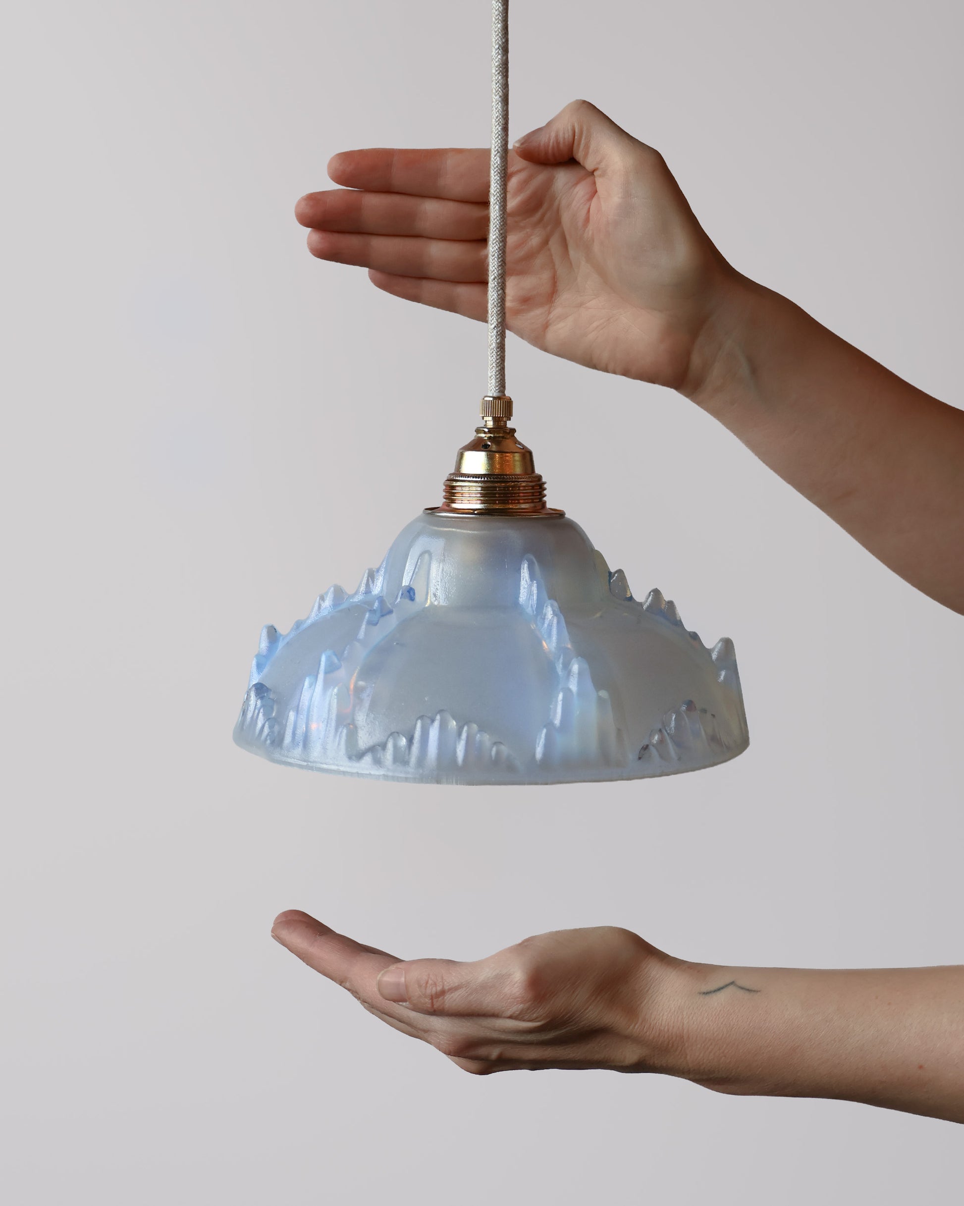 Vintage hanglamp van Lambje met blauw gematteerd glas