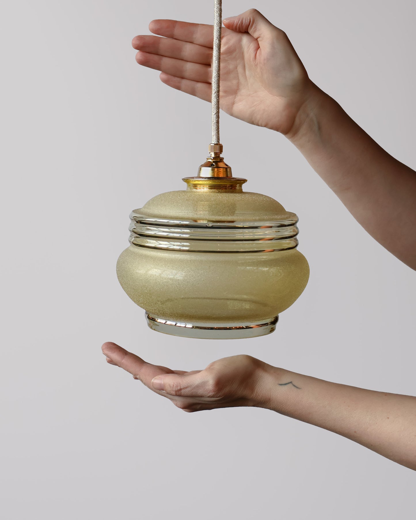 Vintage hanglamp van Lambje met amber 
 gesuikerd glas