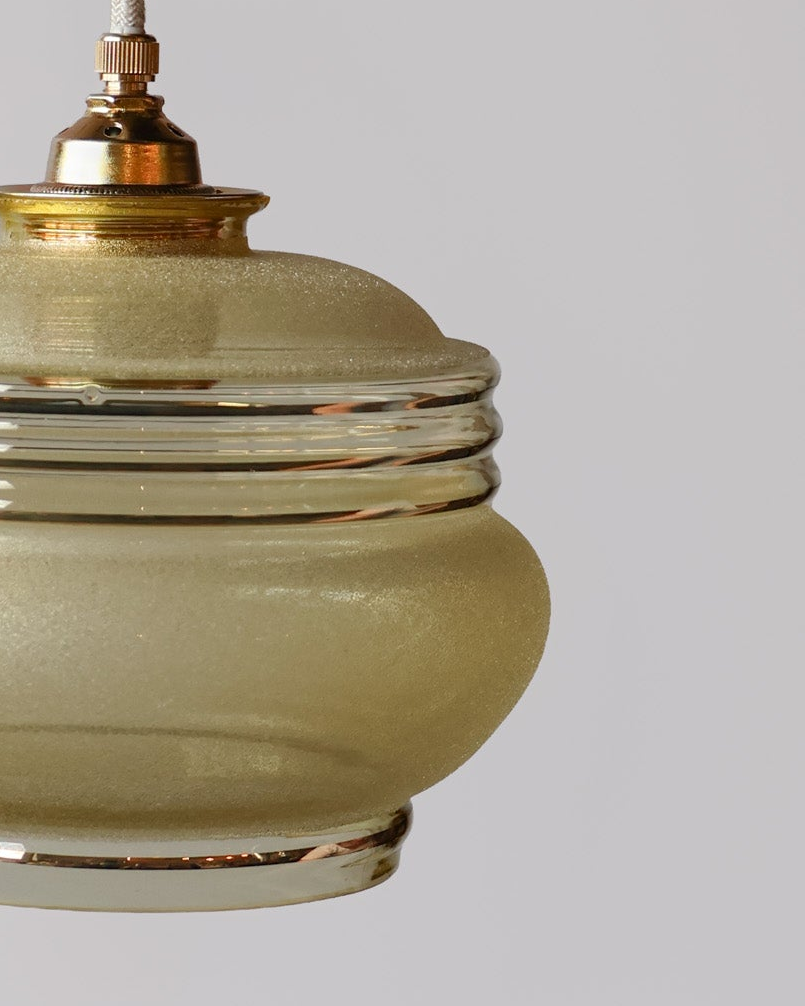 Vintage hanglamp van Lambje met amber 
 gesuikerd glas