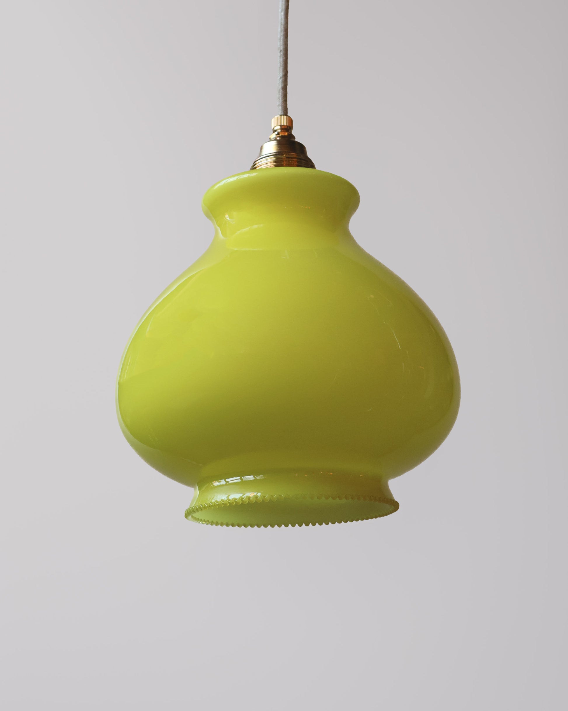Vintage hanglamp van Lambje met groen 
 opaline glas