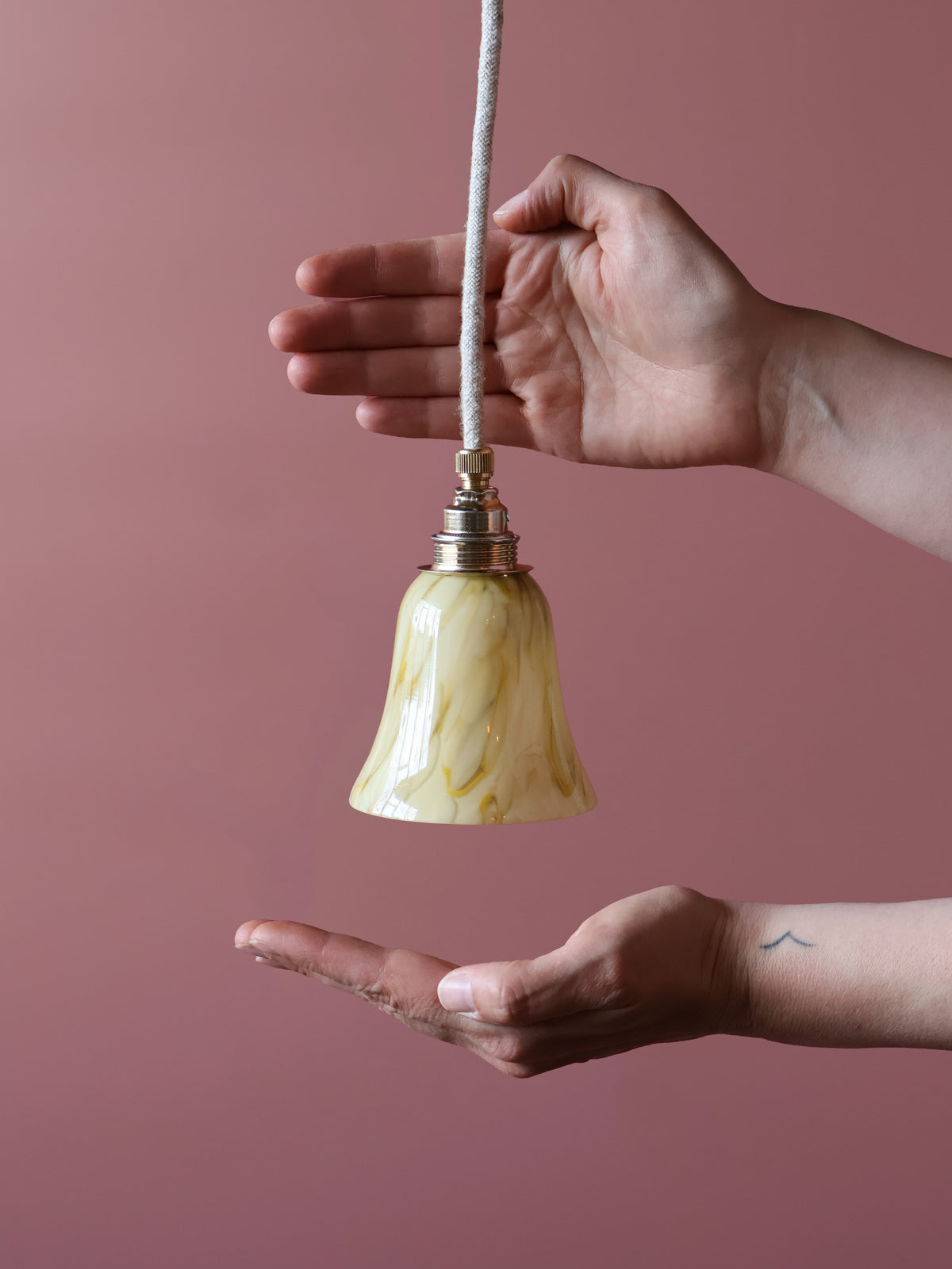 beige vintage gemamerd glas lamp